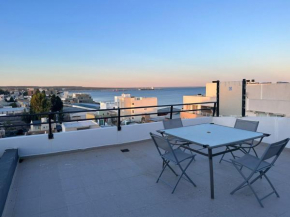 Departamento frente al mar. Terraza y cochera privadas. Parrilla.